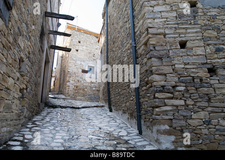 Kleine Straßenkreuzung in Lefkara, Südzypern Stockfoto