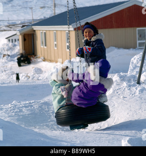 Iqaluit Nwt Kanada Kinder beim Spielen auf Schaukel im Schnee Stockfoto