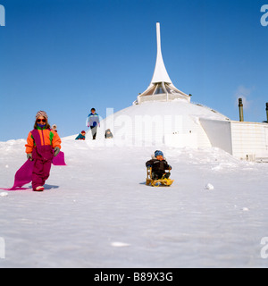 Iqaluit Nwt Kanada Inuit Kinder im Schnee St Judes Cathedral seit zerstört Stockfoto