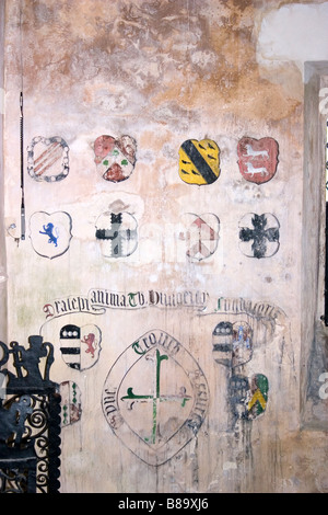 Dreizehn Wappen auf der inneren Chapel Wall im mittelalterlichen Farleigh Hungerford Castle in Somerset England. Stockfoto