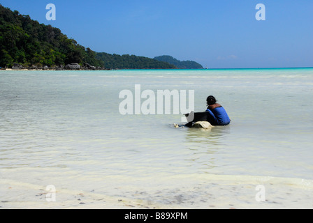 Moken Meer Zigeunerin Wäschewaschen im Meer, Surin Island, PhangNga, Süd-Thailand. Stockfoto