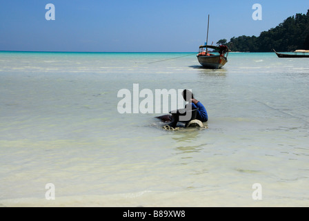 Moken Meer Zigeunerin Wäschewaschen im Meer, Surin Island, PhangNga, Süd-Thailand. Stockfoto