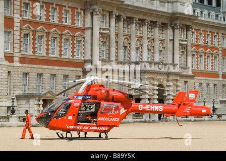 Horizontale Nahaufnahme der Londoner Air Ambulance gelandet, um Notfall im Zentrum von London in Horse Guard Parade teilnehmen. Stockfoto