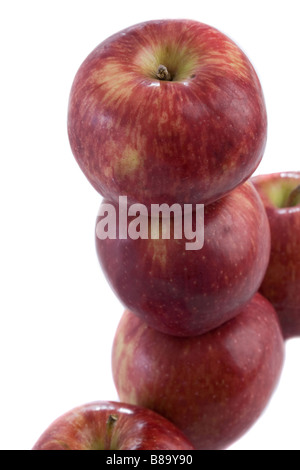 Einige Äpfel gestapelt Gleichgewicht mit Blick von oben auf weißem Hintergrund Stockfoto