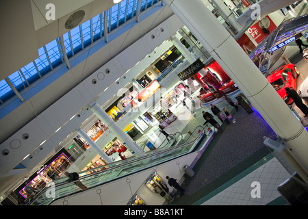 Einkaufs- und Essbereich in London Gatwick South Terminal Stockfoto