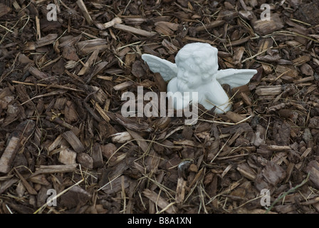 Ein kleines Ornament von ein Engel auf einem Grab in der Nähe von Easky, Mayo, Irland. Stockfoto