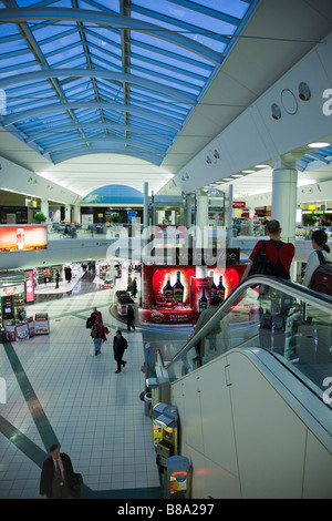 Einkaufs- und Essbereich am Flughafen London Gatwick Stockfoto