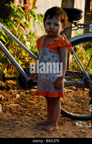 Birma Mädchen mit Tanaka Pulver auf ihrem niedlichen Gesicht, Tak, Nord-Thailand. Stockfoto