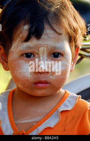 Birma Mädchen mit Tanaka Pulver auf ihrem niedlichen Gesicht, Tak, Nord-Thailand. Stockfoto