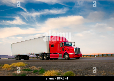 Rote LKW auf der Autobahn bewegen Stockfoto