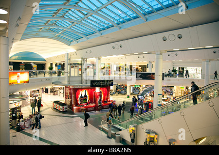 Einkaufs- und Essbereich am Flughafen London Gatwick Stockfoto