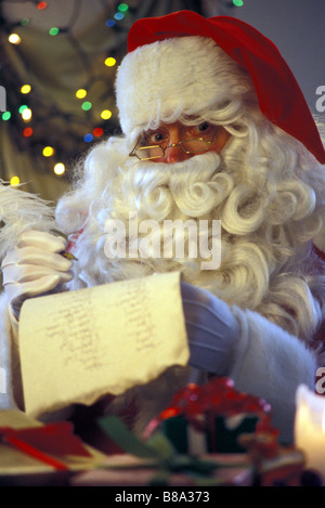 Santa Claus mit Liste Stockfoto