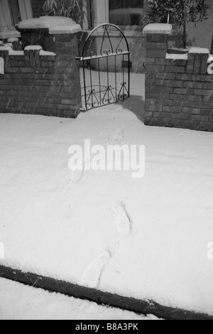 Fußspuren im Schnee, Leytonstone London England. Stockfoto