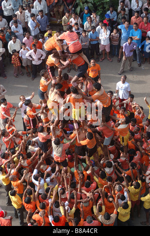 Dahi Hundie; Menschliche Pyramide; Janmashtami Janmashtami Gokul Ashtami Govinda Festival; Bombay Mumbai; Maharashtra; Indien. Stockfoto