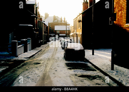 Schnee in der Straße Schnee in Mapperley Nottingham UK Schnee war sehr schnell auf Hauptstrecken gelöscht aber Nebenstraßen und Cul de sac blieben weitgehend unberührte Eis auf der Straße und Bürgersteig Stockfoto