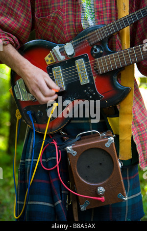 One-man-band, Gaukler, Musiker, spielen eine Reihe von Instrumenten bei Braemar schottischen Highland Games und Sammeln von Pitlochry, Perthshire Schottland, Großbritannien Stockfoto