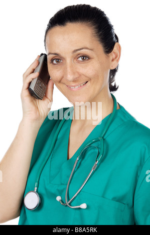 Attraktive Dame Arzt sprechen am Telefon über einen weißen Hintergrund Stockfoto