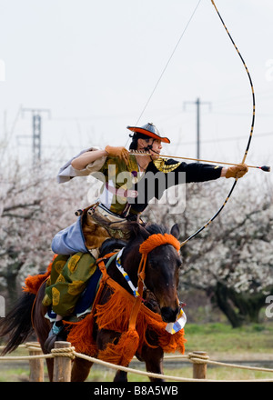 Japanische dem Pferd Archer nimmt vor dem Hintergrund der Pflaumenblüten - Tokio, Japan Stockfoto