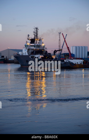 Highland Valour Reflexion in der Morgendämmerung im Hafen von Aberdeen, Schottland, Großbritannien Stockfoto