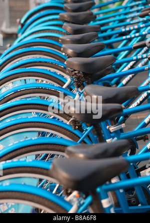 Zeile der Mieträder auf Straße im zentralen Peking 2009 Stockfoto