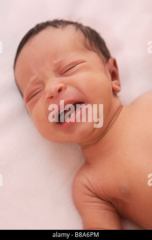 entzückende Neugeborene Baby weint Stockfoto