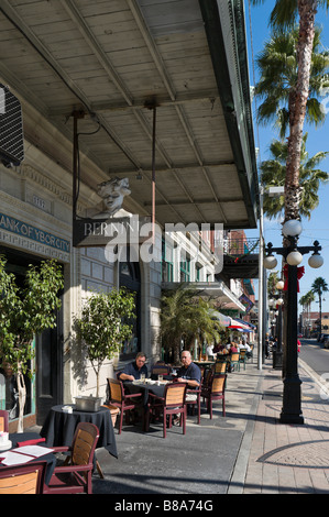 Sidewalk Café/Restaurant an der 7th Avenue im historischen Stadtteil Ybor City, Tampa, Florida, USA Stockfoto