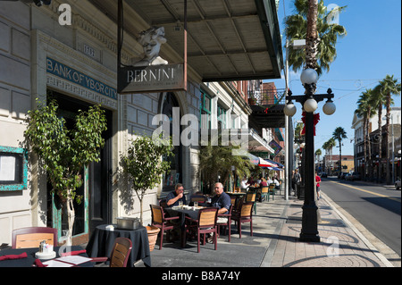 Sidewalk Café/Restaurant an der 7th Avenue im historischen Stadtteil Ybor City, Tampa, Florida, USA Stockfoto