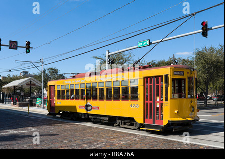 TECO Line Straßenbahn auf der 8th Avenue im historischen Stadtteil Ybor City, Tampa, Florida, USA Stockfoto