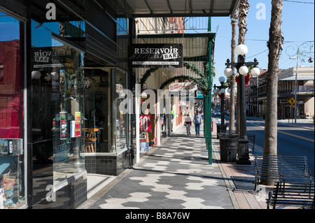 Geschäfte und eine Bar an der 7th Avenue im historischen Stadtteil Ybor City, Tampa, Florida, USA Stockfoto