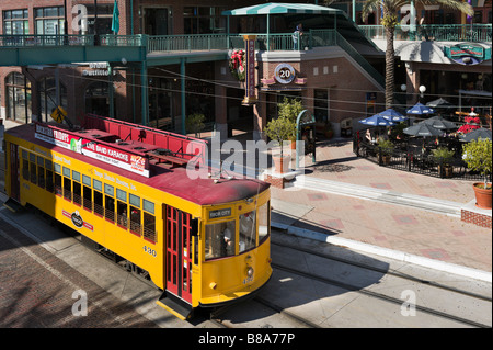 TECO Line Straßenbahn auf der 8th Avenue am Centro Ybor im historischen Stadtteil Ybor City, Tampa, Florida, USA Stockfoto