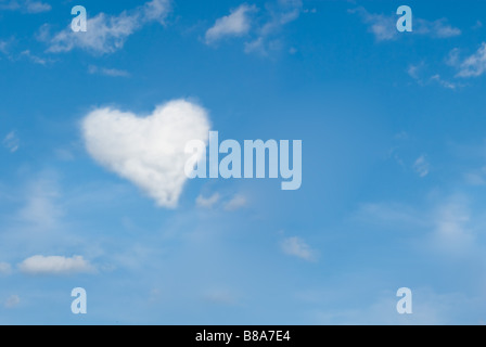 herzförmige Wolke perfekte Valentine s Day Hintergrund Stockfoto