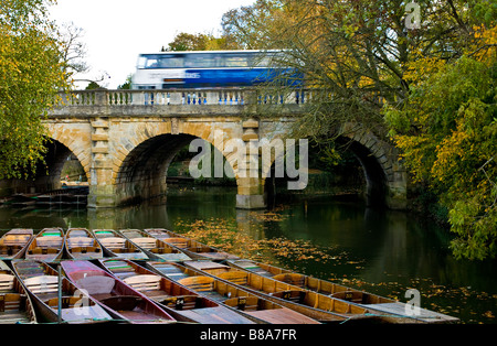 Bus überquert die Magdalen Bridge mit Booten vertäut im Fluss Cherwell in Oxford, England, UK.