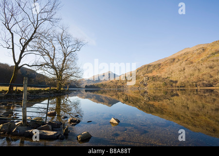 Nant Gwynant Gwynedd Wales UK Nordansicht Llyn Gwynant See entlang nach Yr Aran in Snowdonia "National Park" im winter Stockfoto