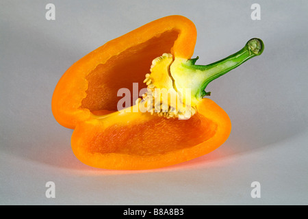 Eine gelbe oder orangefarbene Paprika in Scheiben geschnitten oder ganze. Stockfoto