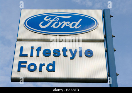 Ford Auto Händler Händler Zeichen gegen ein blauer Himmel "Lebensstil Ford" Stockfoto