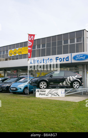 Fahrzeuge Autos für Verkauf auf A Ford Händler Vorplatz Autohändler Autohaus Stockfoto