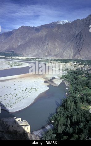 Fluss Indus Tal Sandbänke Aue Gipfeln üppige Felder Skardu Baltistan Karakorum Gebirge Bereichen Nordpakistan Stockfoto