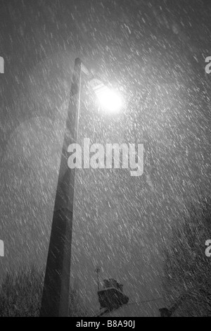 Straßenlaterne in einem Schnee Schneesturm, London England. Stockfoto