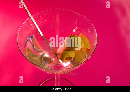 Zwei spanische Oliven und ein Swizzle Stick in einen Wodka-Martini geschüttelt, nicht gerührt Stockfoto