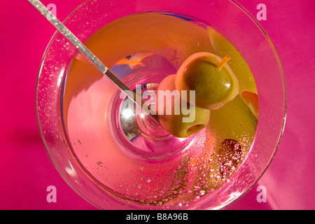 Zwei spanische Oliven und ein Swizzle Stick in einen Wodka-Martini geschüttelt, nicht gerührt Stockfoto