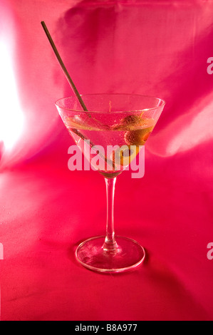 Zwei spanische Oliven und ein Swizzle Stick in einen Wodka-Martini geschüttelt, nicht gerührt Stockfoto