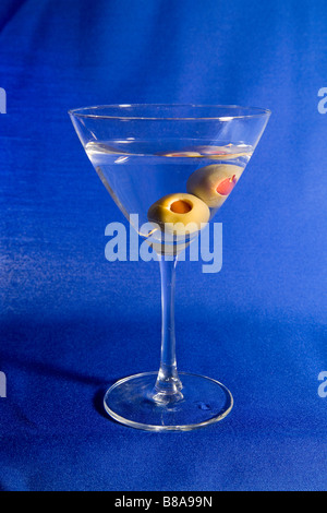 Zwei spanische Oliven ein in einen kalten Wodka-Martini geschüttelt, nicht gerührt Stockfoto