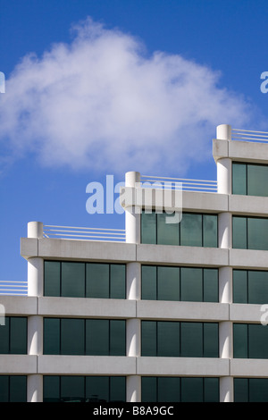 Architektonische Details des modernen Bürogebäude mit Fenstern und Dachterrassen in eine treppenförmige Muster - Silicon Valley Stockfoto