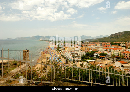 Ein schöner Blick aus über Terrazzo zum Strand La Riviera Ponente von der kleinen Küstenstadt Stadt Sperlonga Lazio, Italien, Europa. Stockfoto