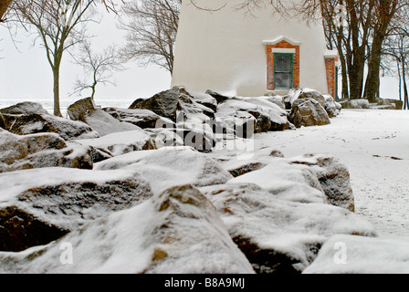 kalten Wintertag mit großen Schnee bedeckt die Felsen im Vordergrund und Marblehead Licht hinter Stockfoto