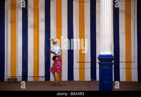 Madagassischen Frau geht letzten ein an Bord Up Shop in Diego Suarez oder Antsiranana, Norden von Madagaskar Stockfoto