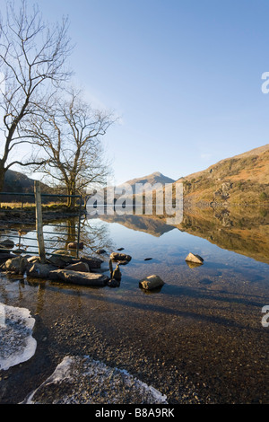 Nant Gwynant Gwynedd Wales UK Nordansicht Llyn Gwynant See entlang nach Yr Aran in Snowdonia "National Park" im winter Stockfoto