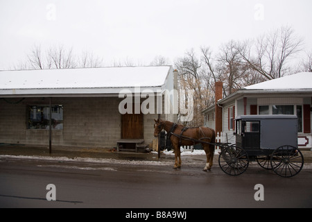 Pferd zog Buggy parkten außerhalb Store auf der Landstraße im Zentrum von Pennsylvania Stockfoto