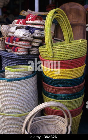 Bunten Bast Körbe & Hausschuhe für den Verkauf auf Handwerkermarkt, Antananarivo oder Tana, Madagaskar Stockfoto