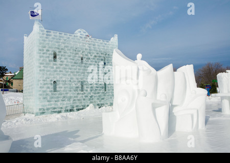 Schneeskulpturen und Natrel Eis Turm im Winter Karneval Quebec City, Kanada Stockfoto